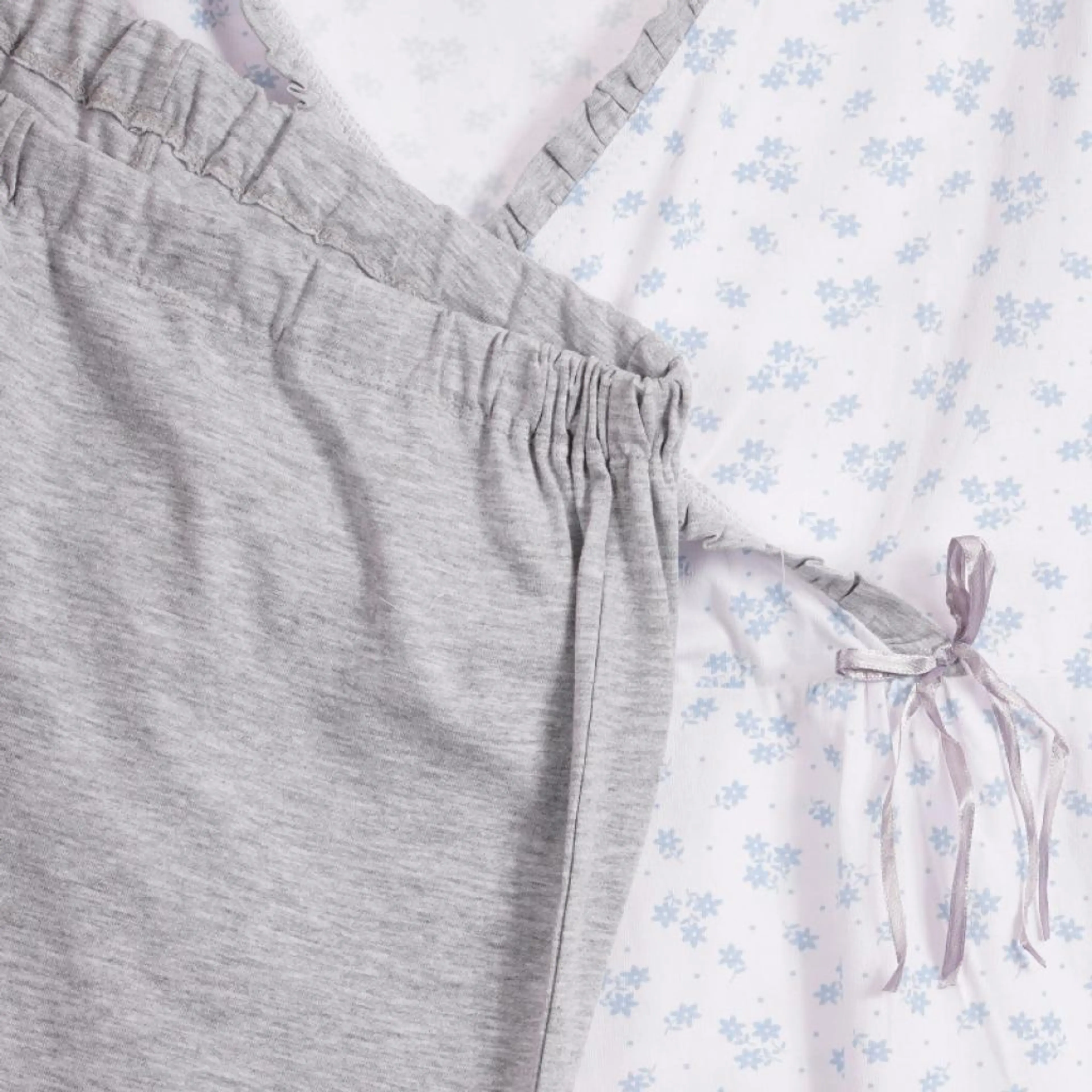 Памучна пижама за бременни и кърмачки в бяло и сиво